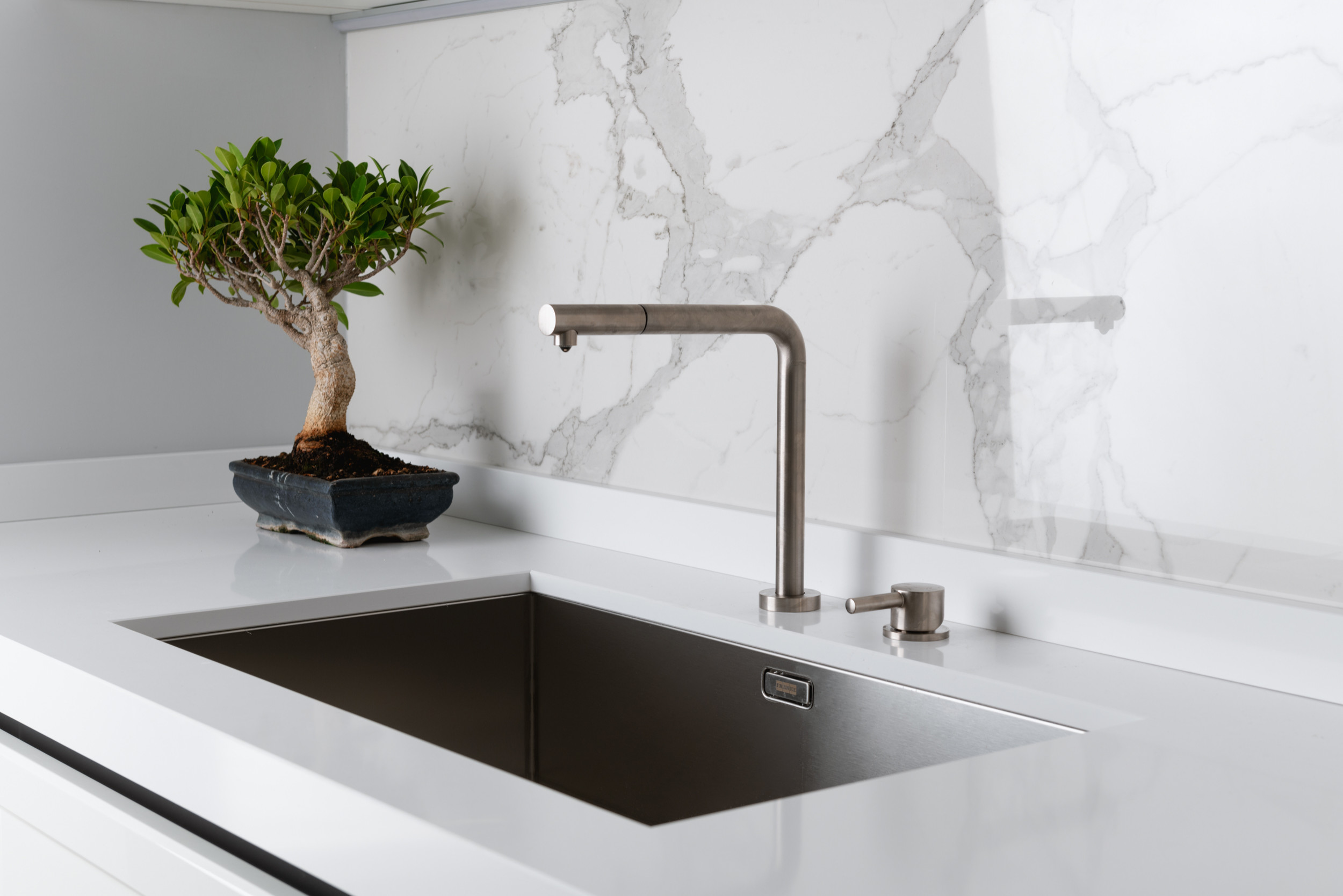 CUCINA - dettaglio lavello vasca unica in acciaio inox - Contemporary -  Kitchen - Rome - by OPA architetti Roma | Houzz