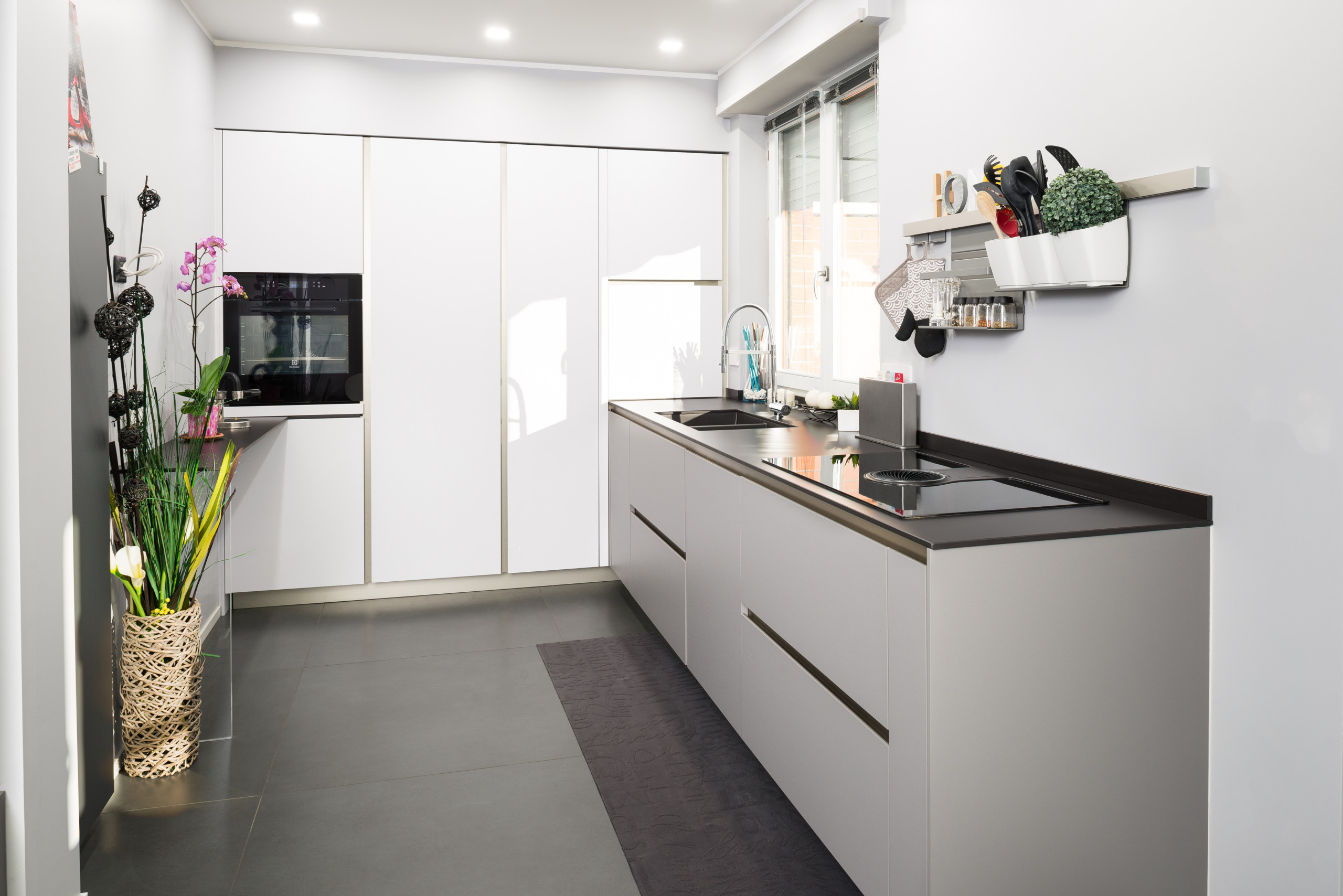 Cucina bianca con top nero : Foto e Idee per Ristrutturare e Arredare -  Luglio 2022 | Houzz IT