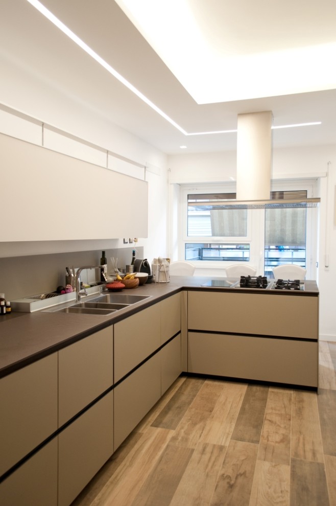Esempio di una grande cucina a L minimalista chiusa con lavello a doppia vasca, pavimento in gres porcellanato e penisola
