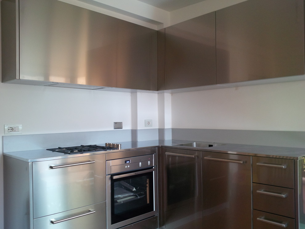 This is an example of a contemporary kitchen in Turin.