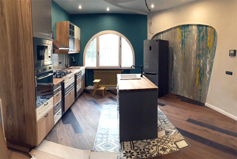 На фото: угловая кухня-гостиная среднего размера в стиле модернизм с столешницей из бетона, фартуком цвета металлик, техникой из нержавеющей стали, бетонным полом, полуостровом и серым полом