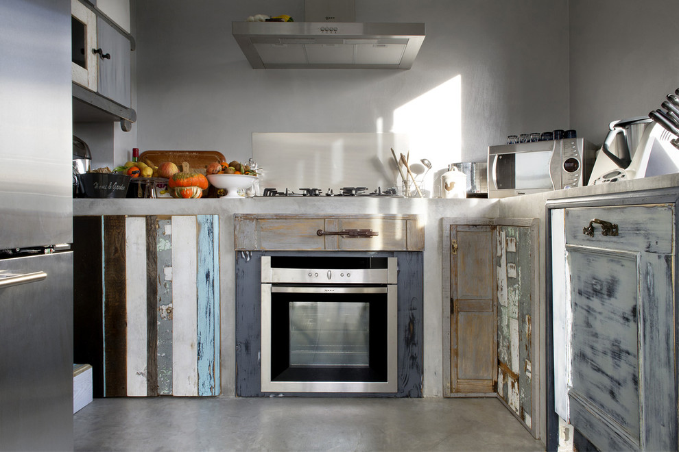 Shabby-Look Küche mit Mauersteinen in Rom