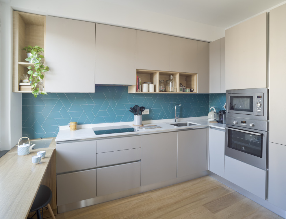 Источник вдохновения для домашнего уюта: кухня в скандинавском стиле с синим фартуком