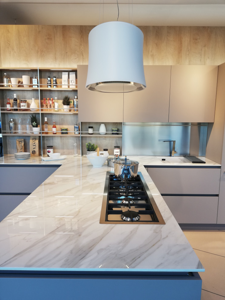 Cette image montre une grande cuisine ouverte minimaliste avec un évier intégré, un placard à porte plane et îlot.