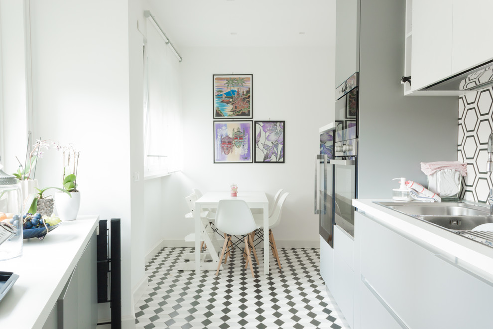Источник вдохновения для домашнего уюта: параллельная кухня в скандинавском стиле с обеденным столом, двойной мойкой, плоскими фасадами, серыми фасадами, разноцветным фартуком, разноцветным полом, белой столешницей и красивой плиткой