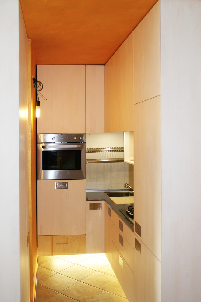 Kleine Moderne Wohnküche in L-Form mit Doppelwaschbecken, flächenbündigen Schrankfronten, Edelstahl-Arbeitsplatte, Porzellan-Bodenfliesen und braunem Boden in Mailand
