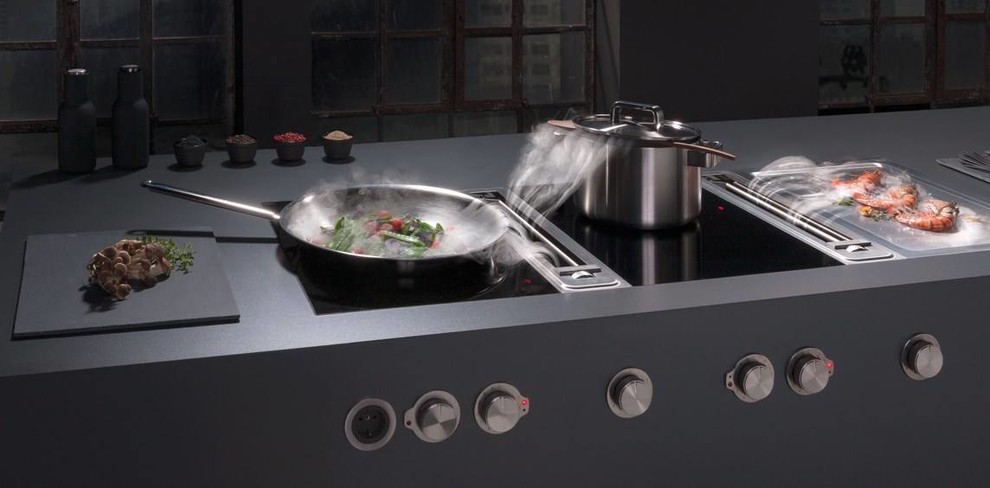 Immagine di una piccola cucina minimal con ante in acciaio inossidabile e top in acciaio inossidabile