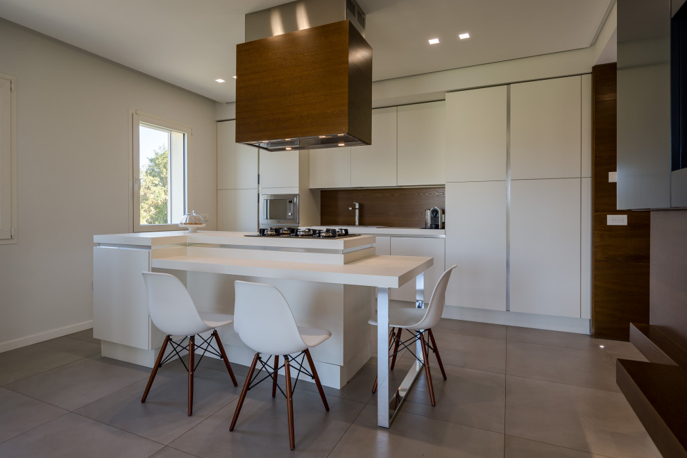 Свежая идея для дизайна: кухня в современном стиле с островом, серым полом и белой столешницей - отличное фото интерьера