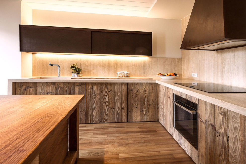 Example of a country l-shaped eat-in kitchen design in Bologna