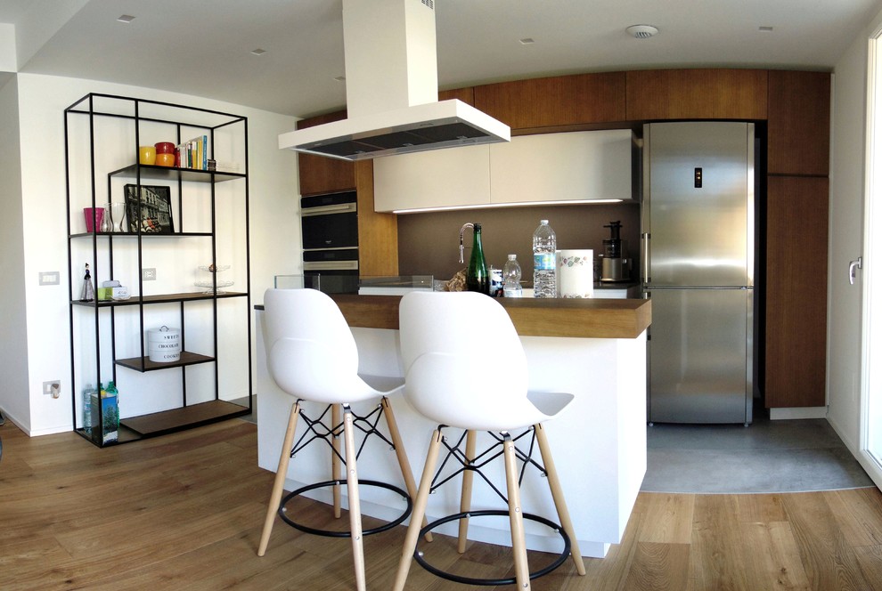 Foto di una grande cucina minimal con lavello a doppia vasca, ante lisce, ante in legno scuro, top in quarzo composito, paraspruzzi grigio e top grigio