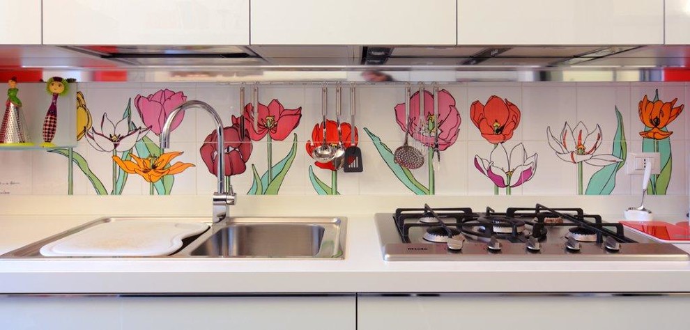 Diseño de cocina minimalista con salpicadero de azulejos de cerámica