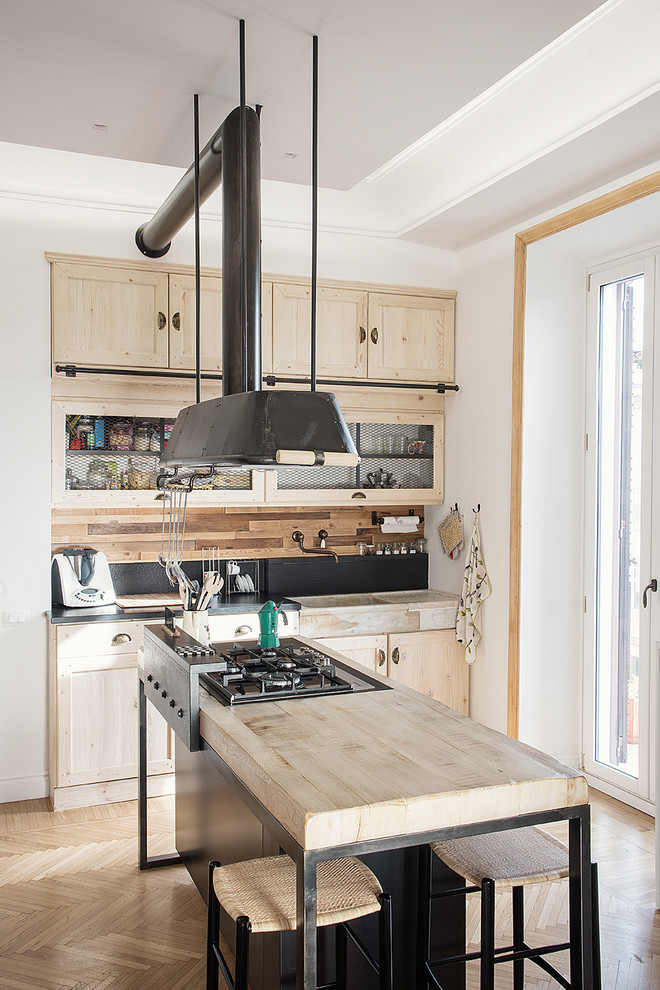 Modern inredning av ett litet linjärt kök med öppen planlösning, med en enkel diskho, marmorbänkskiva och en köksö