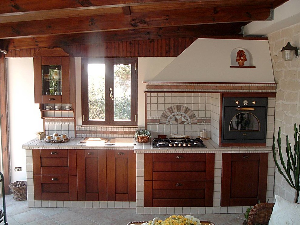 Kitchen - farmhouse kitchen idea in Naples