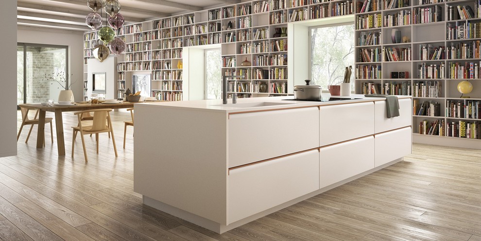 Idee per una grande cucina contemporanea con lavello integrato, ante lisce, ante in legno chiaro, parquet chiaro e pavimento beige