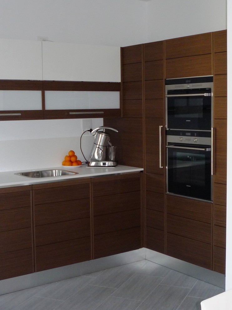 Example of a minimalist kitchen design in Bari