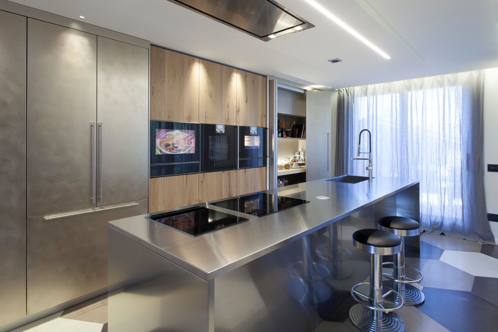 Einzeilige, Große Moderne Küche mit integriertem Waschbecken, flächenbündigen Schrankfronten, Edelstahl-Arbeitsplatte und Kücheninsel in Sonstige