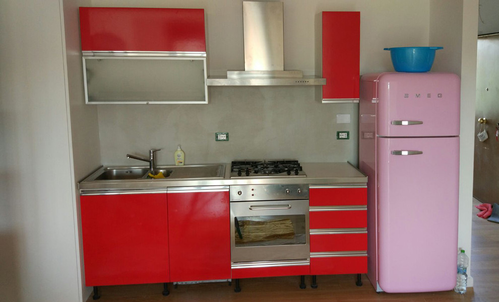 Exempel på ett litet modernt linjärt kök med öppen planlösning, med släta luckor, röda skåp, laminatbänkskiva och grått stänkskydd