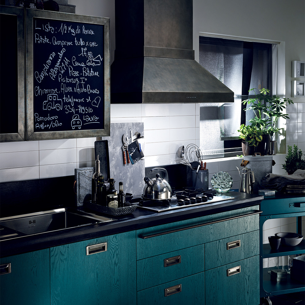 Источник вдохновения для домашнего уюта: большая прямая кухня-гостиная в стиле лофт с одинарной мойкой, плоскими фасадами, синими фасадами и черной столешницей без острова