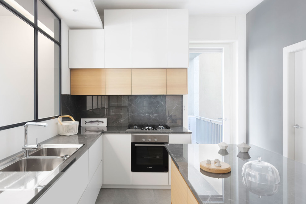 Idéer för ett stort modernt grå kök, med en undermonterad diskho, släta luckor, vita skåp, marmorbänkskiva, grått stänkskydd, stänkskydd i marmor, rostfria vitvaror, klinkergolv i porslin, en köksö och grått golv