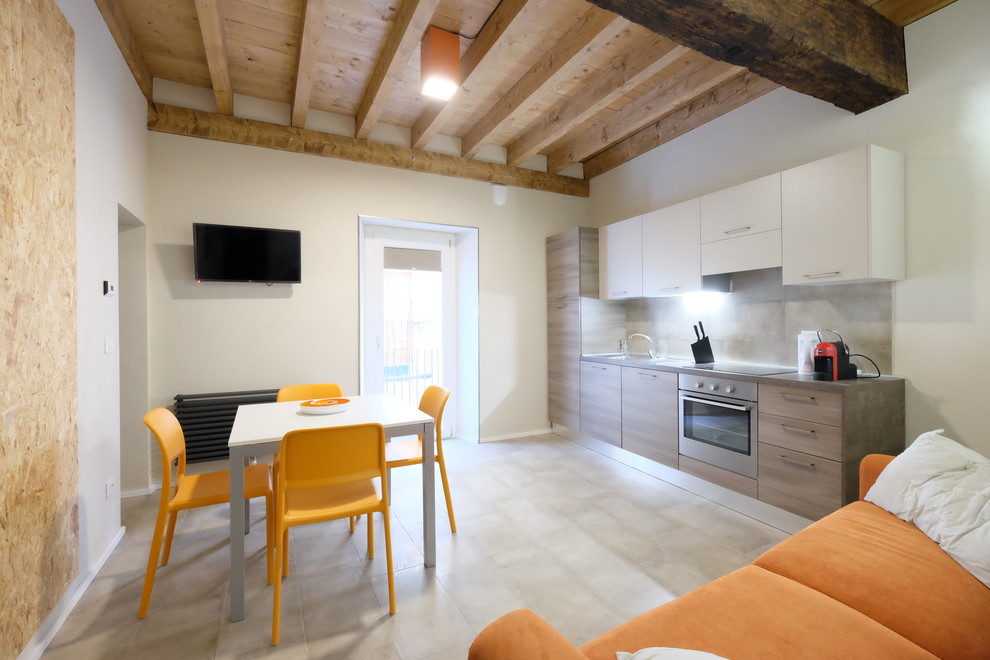 Immagine di una cucina design con pavimento in gres porcellanato e pavimento beige