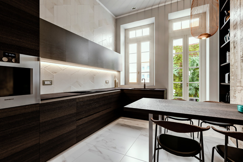 Modern inredning av ett avskilt, mellanstort svart svart l-kök, med en integrerad diskho, släta luckor, skåp i mellenmörkt trä, bänkskiva i kvarts, rostfria vitvaror, marmorgolv, en halv köksö och vitt golv