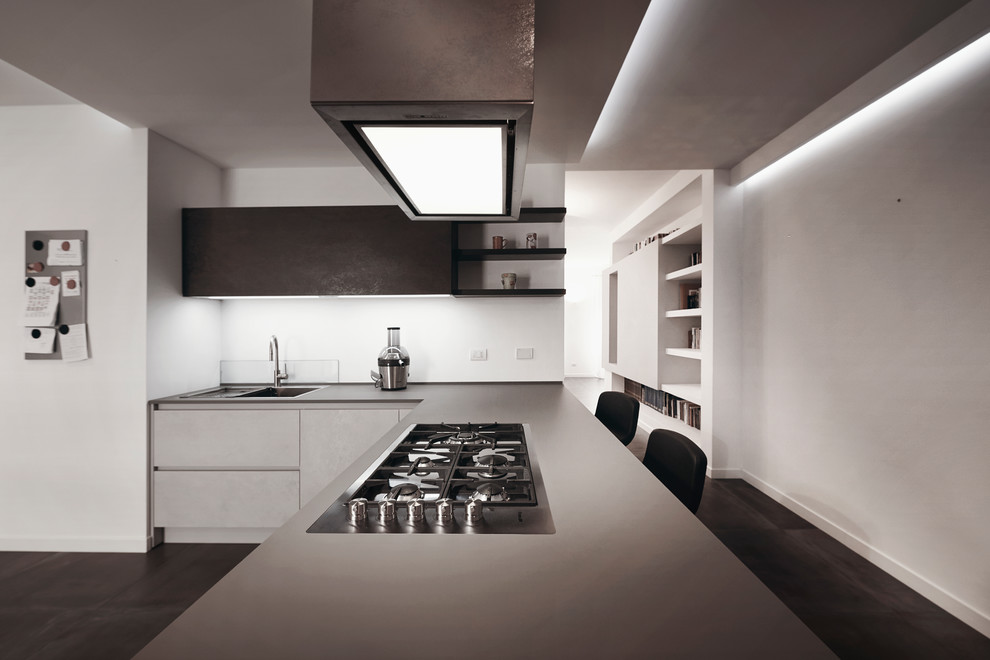 Große, Offene Moderne Küche in L-Form mit flächenbündigen Schrankfronten, grauen Schränken, Küchenrückwand in Weiß und Halbinsel in Rom