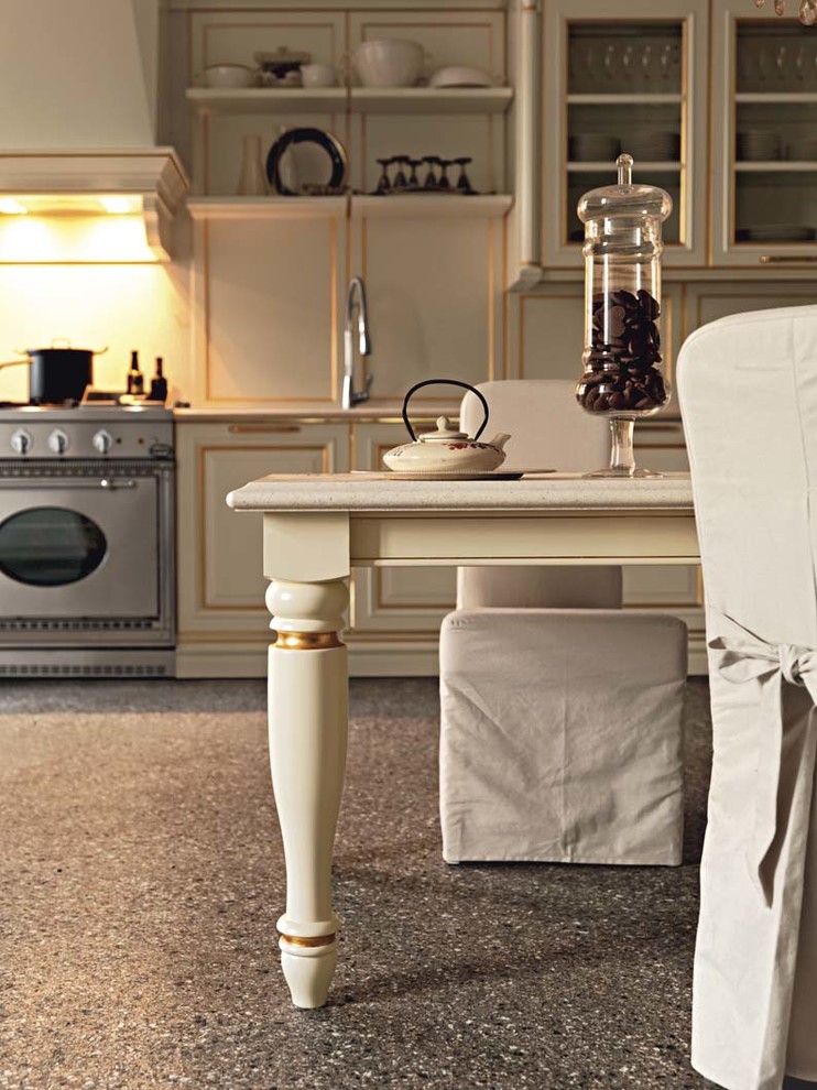 Свежая идея для дизайна: кухня со стиральной машиной в классическом стиле - отличное фото интерьера