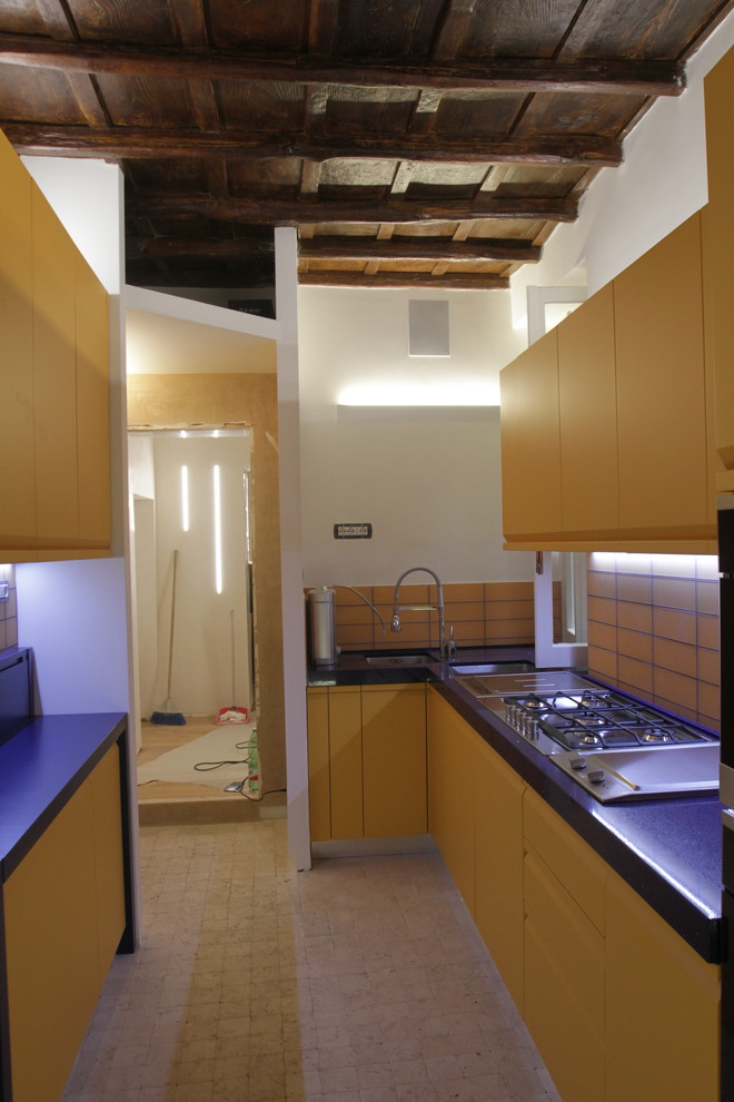 Inredning av ett modernt mellanstort kök, med en undermonterad diskho, släta luckor, orange skåp, bänkskiva i kvarts, blått stänkskydd, stänkskydd i marmor, rostfria vitvaror och travertin golv