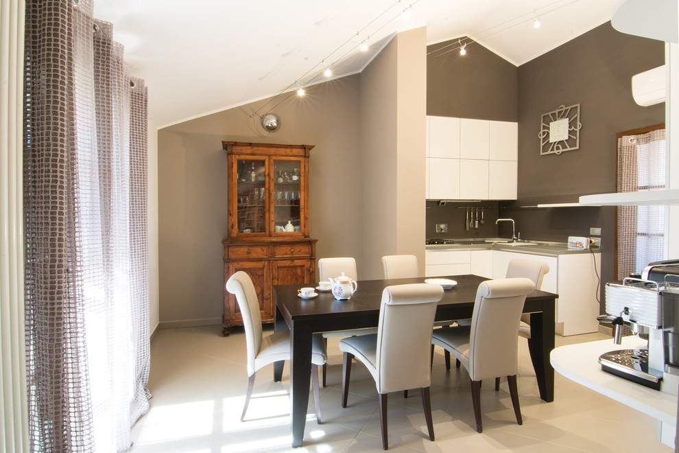 Idee per una piccola sala da pranzo aperta verso il soggiorno contemporanea con pavimento con piastrelle in ceramica
