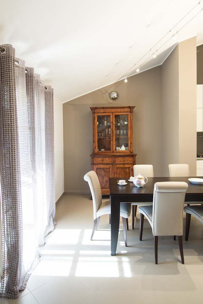 Ispirazione per una piccola sala da pranzo aperta verso il soggiorno contemporanea con pavimento con piastrelle in ceramica