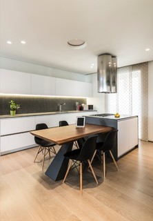 Interiore della cucina di lusso con pareti in legno, pavimento in cemento,  frigorifero e controsoffitti bianchi. un bar. un tavolo con sedie bianche.  rendering 3d mock up