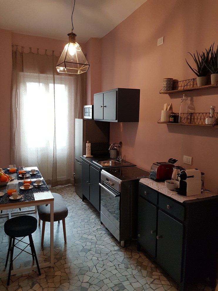 На фото: маленькая отдельная, параллельная кухня в стиле фьюжн с синими фасадами, деревянной столешницей, розовым фартуком и синей столешницей для на участке и в саду
