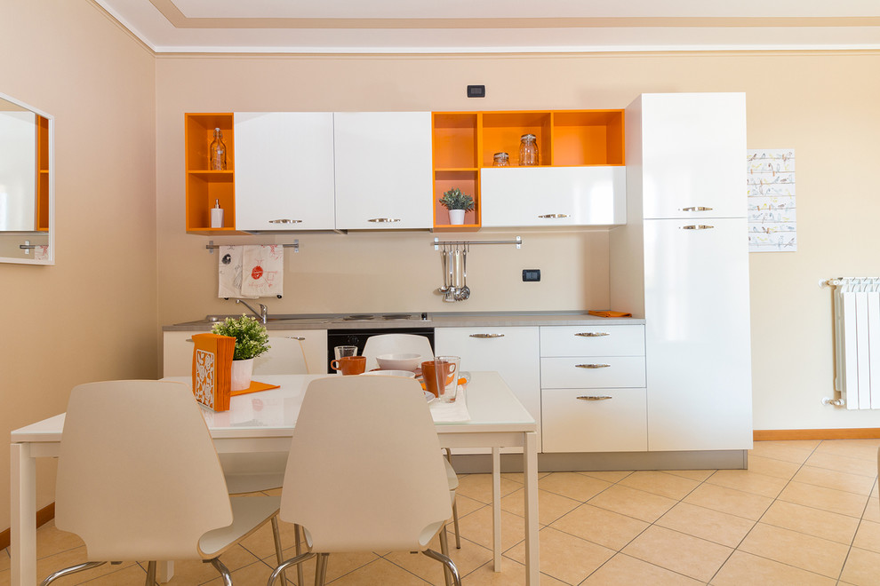 Immagine di una cucina contemporanea di medie dimensioni con pavimento con piastrelle in ceramica, ante bianche e top in laminato