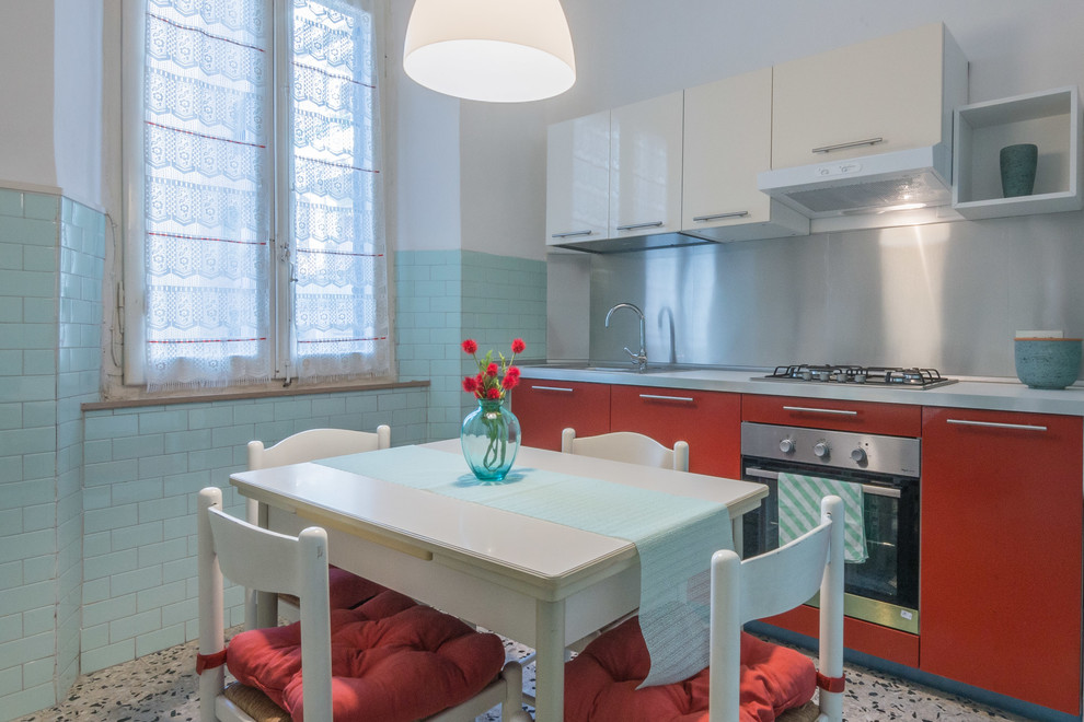 Foto på ett mellanstort vintage kök och matrum, med en nedsänkt diskho, släta luckor, skåp i ljust trä, laminatbänkskiva, stänkskydd med metallisk yta, rostfria vitvaror, marmorgolv och flerfärgat golv