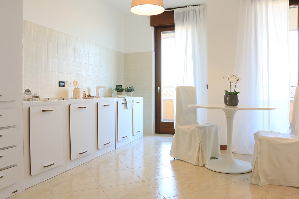 Immagine di una cucina minimal con paraspruzzi con piastrelle in ceramica e pavimento in gres porcellanato