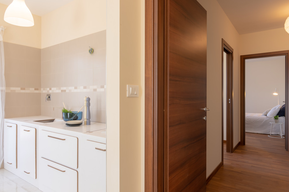 Foto di una cucina minimal di medie dimensioni con pavimento in gres porcellanato e pavimento beige