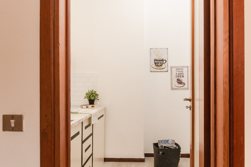 Immagine di una piccola cucina lineare design chiusa con paraspruzzi con piastrelle in ceramica, pavimento in laminato e pavimento grigio