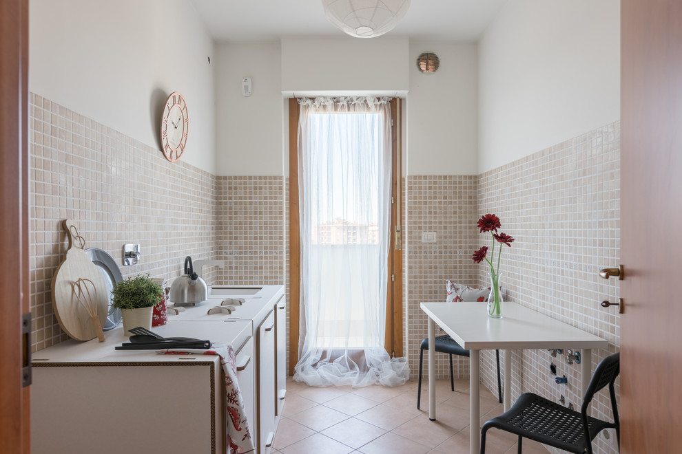 Immagine di una piccola cucina minimalista chiusa con paraspruzzi beige, paraspruzzi in gres porcellanato, pavimento in gres porcellanato e pavimento beige