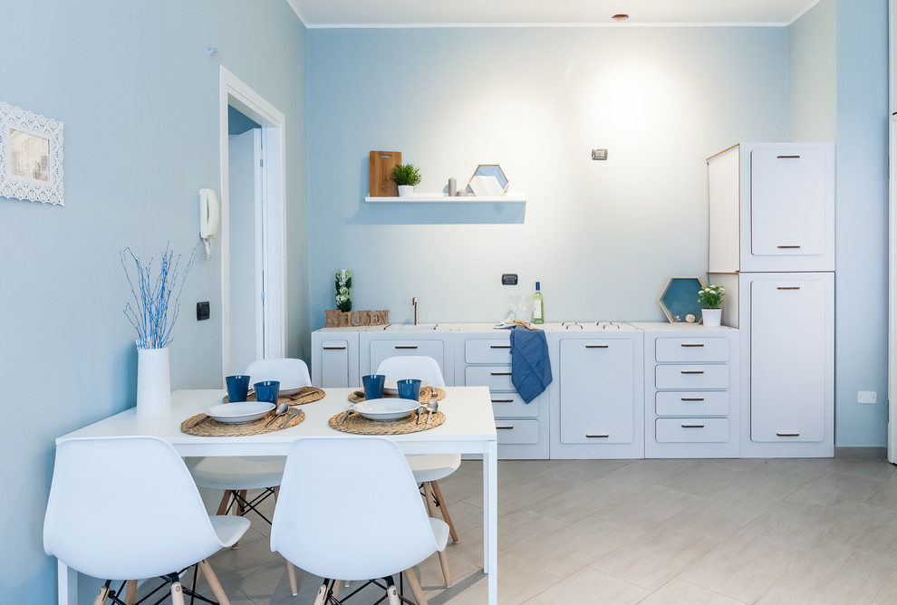 Einzeilige Moderne Wohnküche ohne Insel mit flächenbündigen Schrankfronten, weißen Schränken, weißen Elektrogeräten und grauem Boden in Sonstige