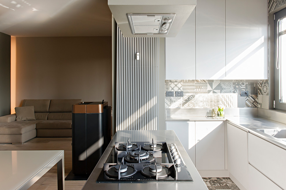 Diseño de cocina contemporánea grande abierta con puertas de armario en acero inoxidable, encimera de acero inoxidable y una isla