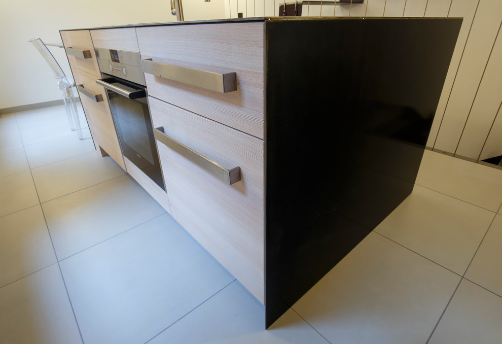Esempio di una piccola cucina moderna con lavello sottopiano, ante lisce, ante in legno chiaro, top in superficie solida, elettrodomestici in acciaio inossidabile, pavimento in gres porcellanato e pavimento grigio