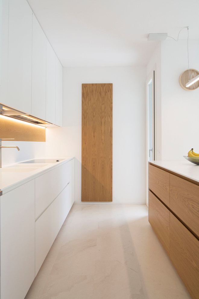 Foto di una cucina design di medie dimensioni con elettrodomestici in acciaio inossidabile e pavimento beige