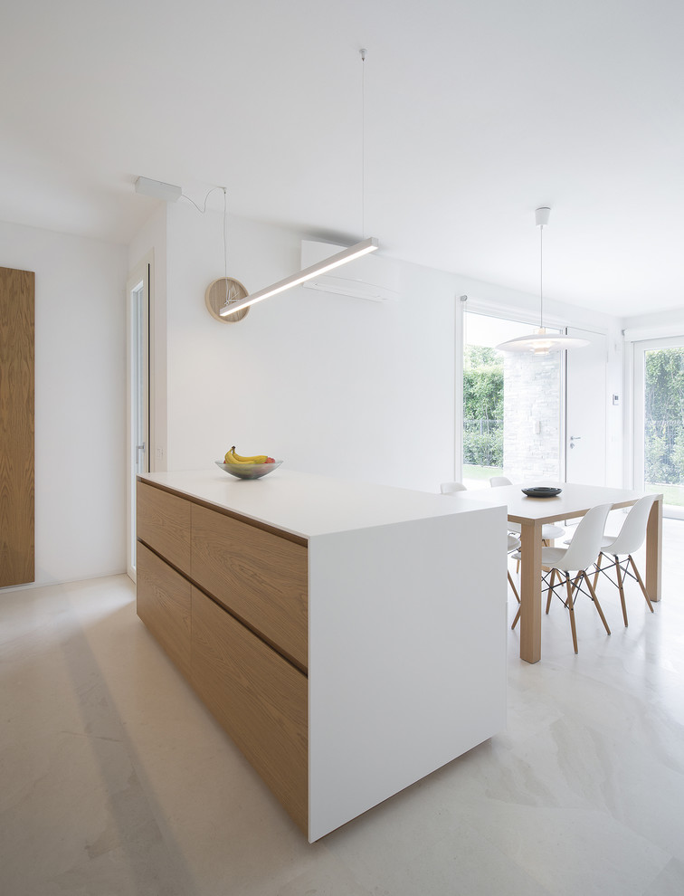 Immagine di una cucina design di medie dimensioni con pavimento in marmo
