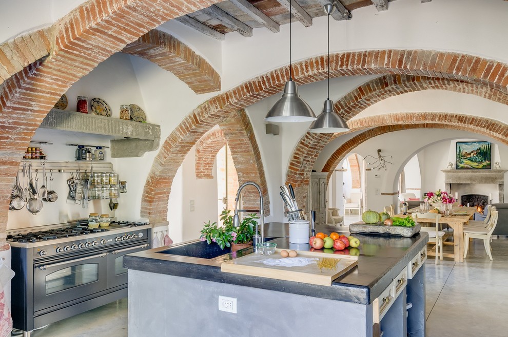 Inspiration för stora lantliga linjära kök med öppen planlösning, med en enkel diskho, en köksö, grå skåp, svarta vitvaror och betonggolv
