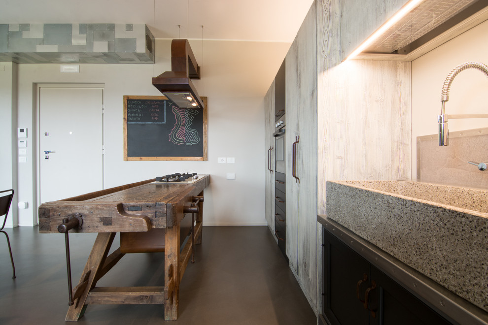 Industriell inredning av ett mellanstort grå grått kök, med en rustik diskho, luckor med upphöjd panel, grå skåp, bänkskiva i betong, grått stänkskydd, stänkskydd i cementkakel, rostfria vitvaror, betonggolv och en köksö