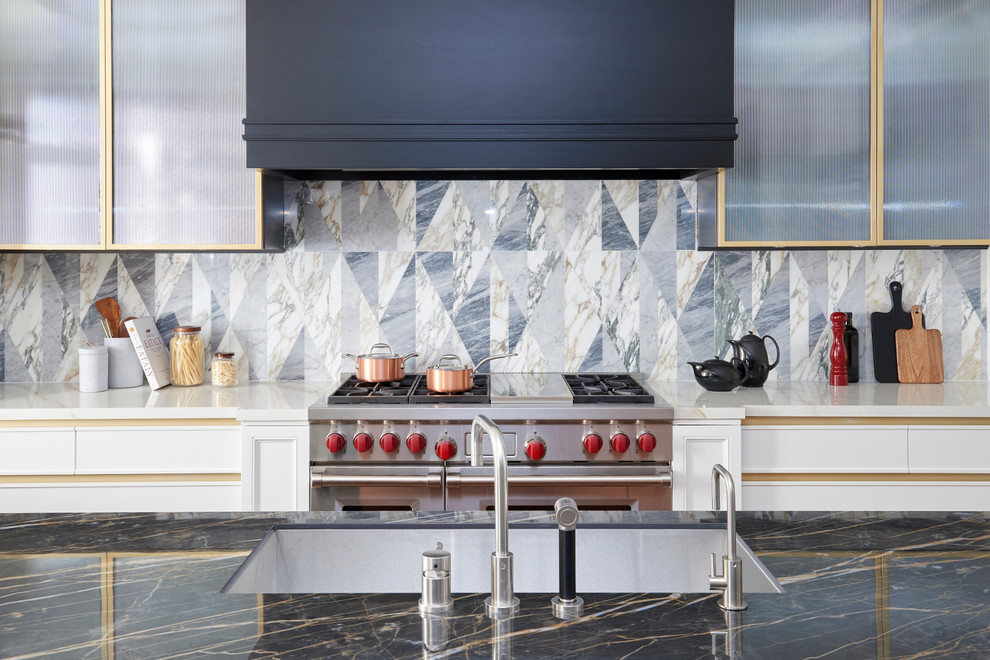 Idee per una cucina minimal con ante di vetro, ante bianche, paraspruzzi grigio, paraspruzzi con piastrelle a mosaico, pavimento in legno massello medio, pavimento marrone e top nero