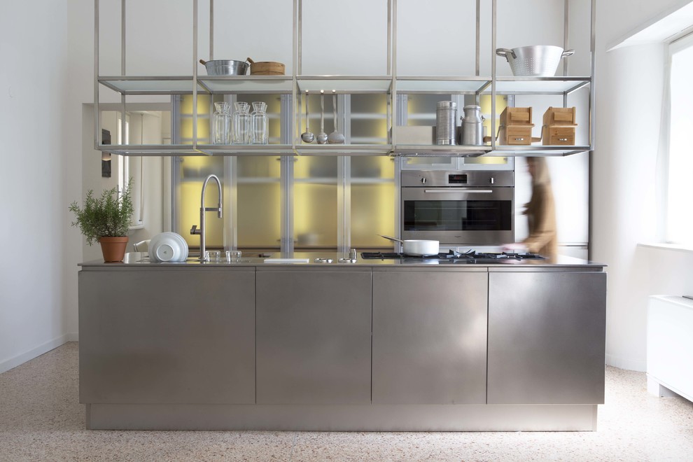 Exempel på ett mellanstort modernt linjärt kök med öppen planlösning, med släta luckor, skåp i rostfritt stål, bänkskiva i rostfritt stål och en köksö