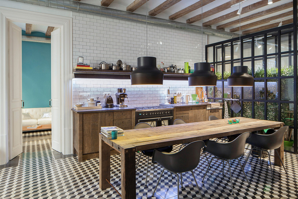 フィレンツェにあるインダストリアルスタイルのおしゃれなキッチン (フラットパネル扉のキャビネット、白いキッチンパネル、サブウェイタイルのキッチンパネル、セラミックタイルの床) の写真