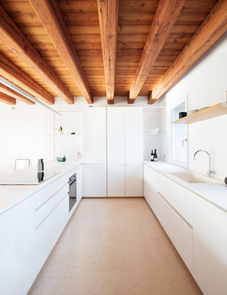Idéer för avskilda, mellanstora funkis vitt u-kök, med en integrerad diskho, släta luckor, vita skåp, bänkskiva i koppar, vitt stänkskydd, marmorgolv, en köksö och gult golv