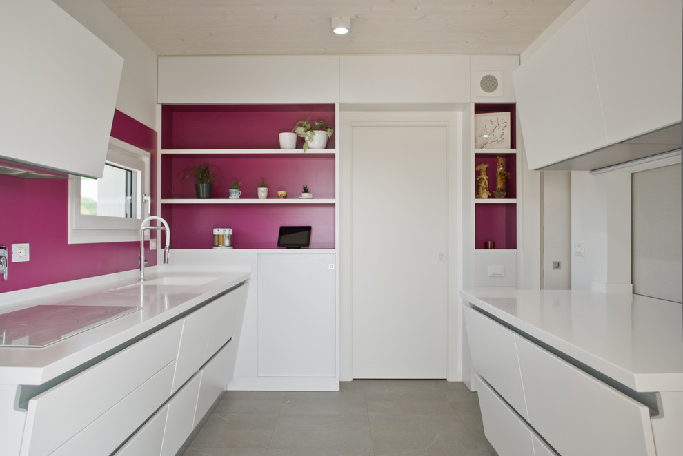 Bild på ett avskilt, litet funkis linjärt kök, med en integrerad diskho, släta luckor, vita skåp, vita vitvaror och klinkergolv i keramik